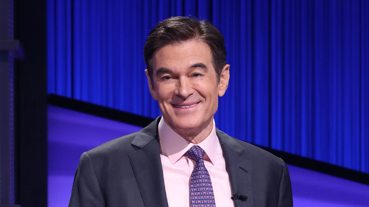 Dr. Oz on the Jeopardy! set